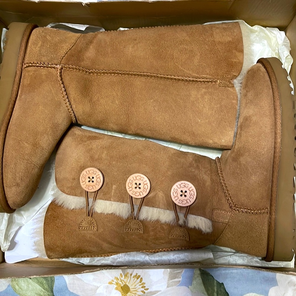 Ugg. W Bailey Button triplet II 1016227 W/ Chestnut